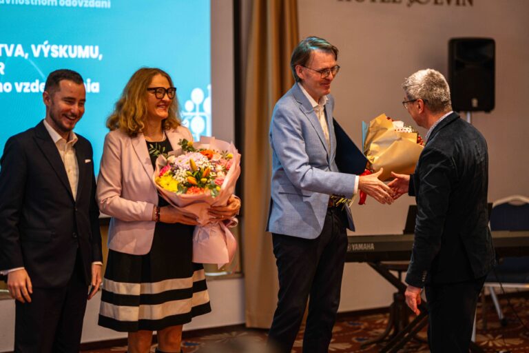 Zľava Róbert Zsembera (štátny tajomník pre vysoké školstvom a akademický výskum), Júlia Čilíková (výkonná riaditeľka úseku dohľadu a ochrany finančného spotrebiteľa NBS), Roman Fusek (raditeľ odboru ochrany finančných spotrebiteľov NBS) a Branislav Hadár (riaditeľ ŠIOV).